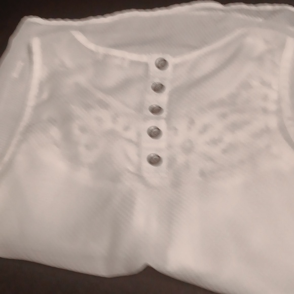 Eye shadow, cream lace detail, with button on the back. - Picture 5 of 5